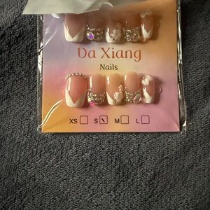 Da Xiang Nude Pink French Tip Press-On Nails with Rhinestones